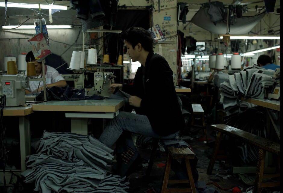 浙江台州洪南中路童装厂,童装车间上班的工人