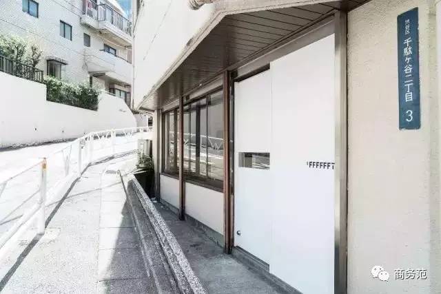 这家店只卖白T恤，一周开半天，门口总排起长队