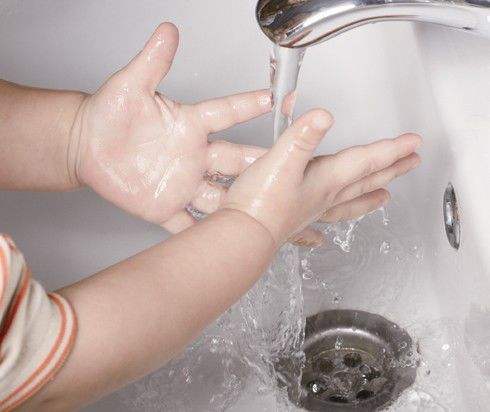 宝宝被烫伤了怎么应急处理,宝宝意外烫伤妈妈边哭边逗