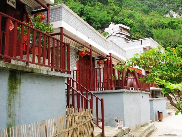 田东大石山区有个别墅村，蔬菜种在屋顶上