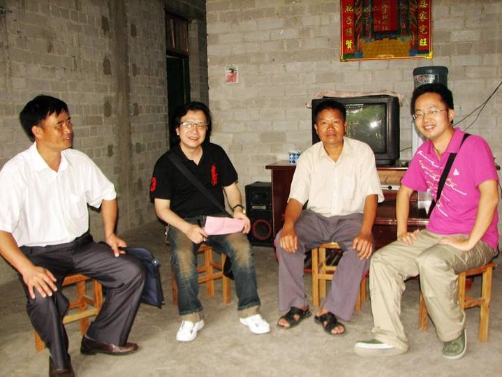 田东大石山区有个别墅村，蔬菜种在屋顶上