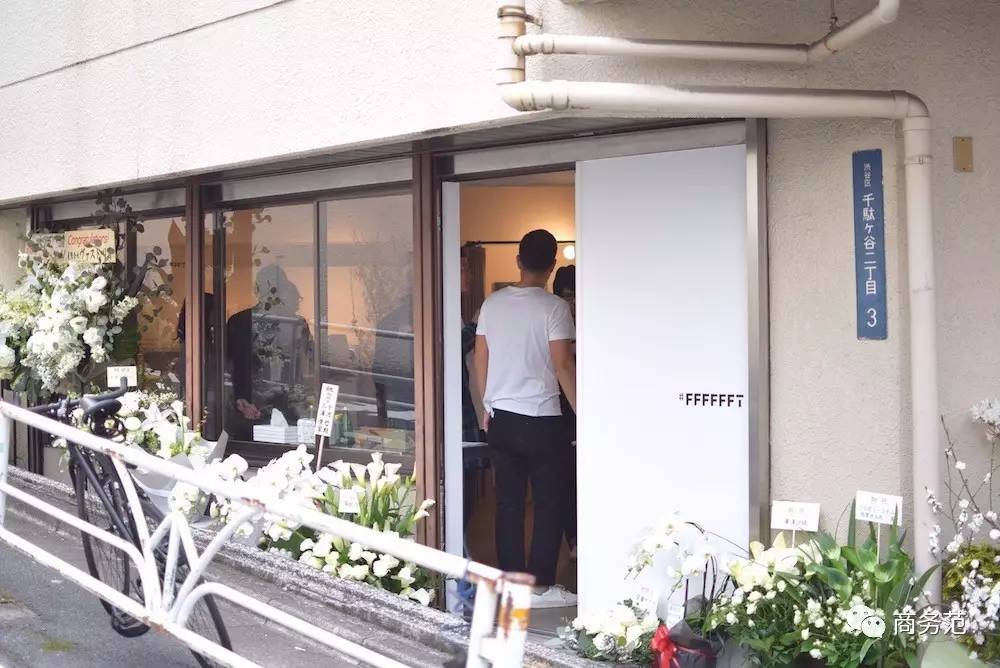 这家店只卖白T恤，一周开半天，门口总排起长队