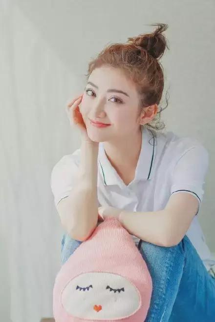 丸子头炸毛娃娃发型,永不过时的丸子头超级简单哦