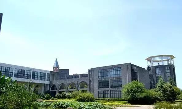 这所颜值逆天的学校，不仅是剧组常驻地，连教授都是国内一线明星