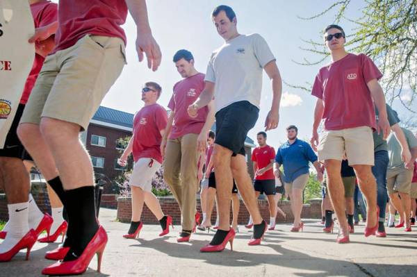 一群老外穿高跟鞋走台步,欧美壮汉穿高跟鞋街头