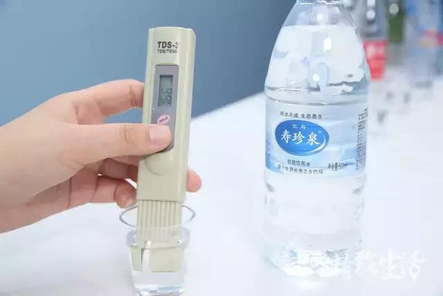 为这篇矿泉水测评，我们误了24小时的飞机，20瓶水，拿去不谢