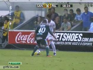 足球十大搞笑进球动图,中国足球过人晃人摔倒gif