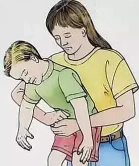 男童误食烧碱食道被烧伤,小朋友误喝烧碱的视频