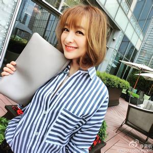 吴昕看马德里竞技比赛,吴昕韩国拍照