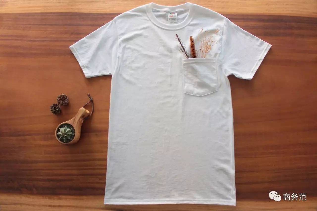 这家店只卖白T恤，一周开半天，门口总排起长队