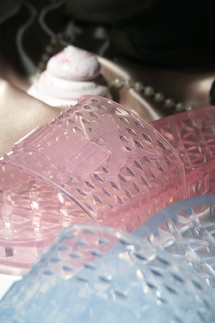 Rihanna和PUMA联名的新款凉鞋，可以说是非常搞笑了