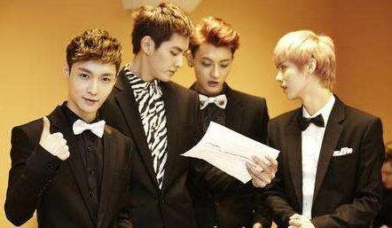 黄子韬生日鹿晗送祝福合集,鹿晗在微博上祝福黄子韬生日快乐