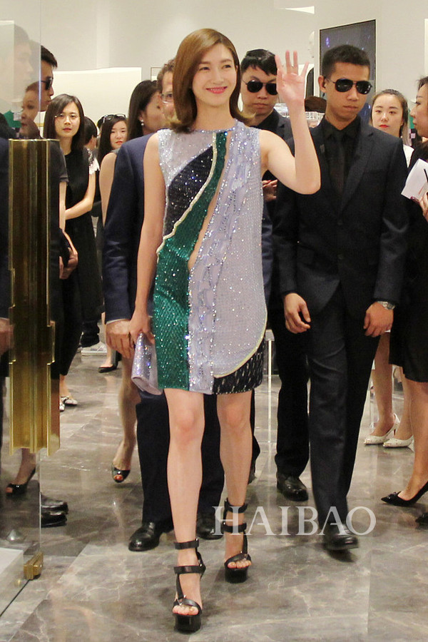 要美也要暖近期明星穿搭总结,今年流行的明星初秋穿搭