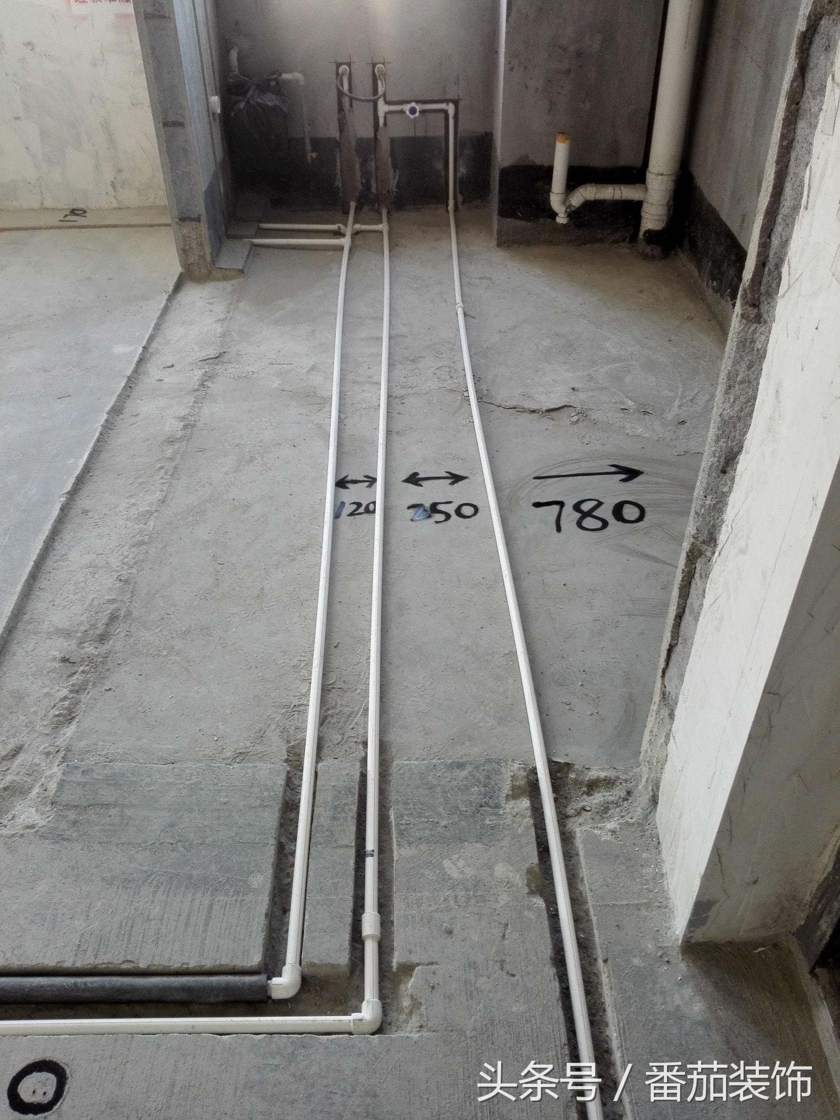 水管从顶上走,水管从地上走还是顶上走