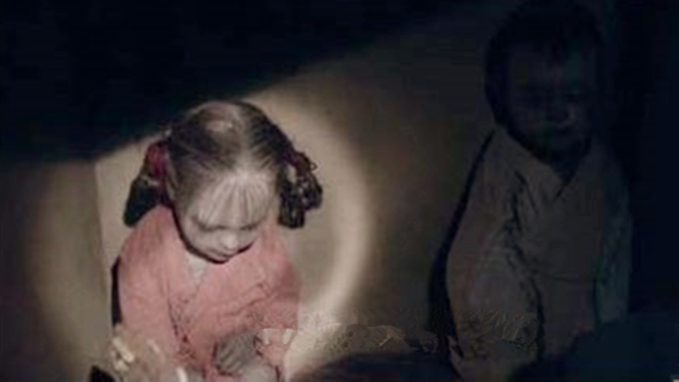 一对老夫妻捡了一口棺材板，带回家后，夫妻两人相继毙命无一幸免