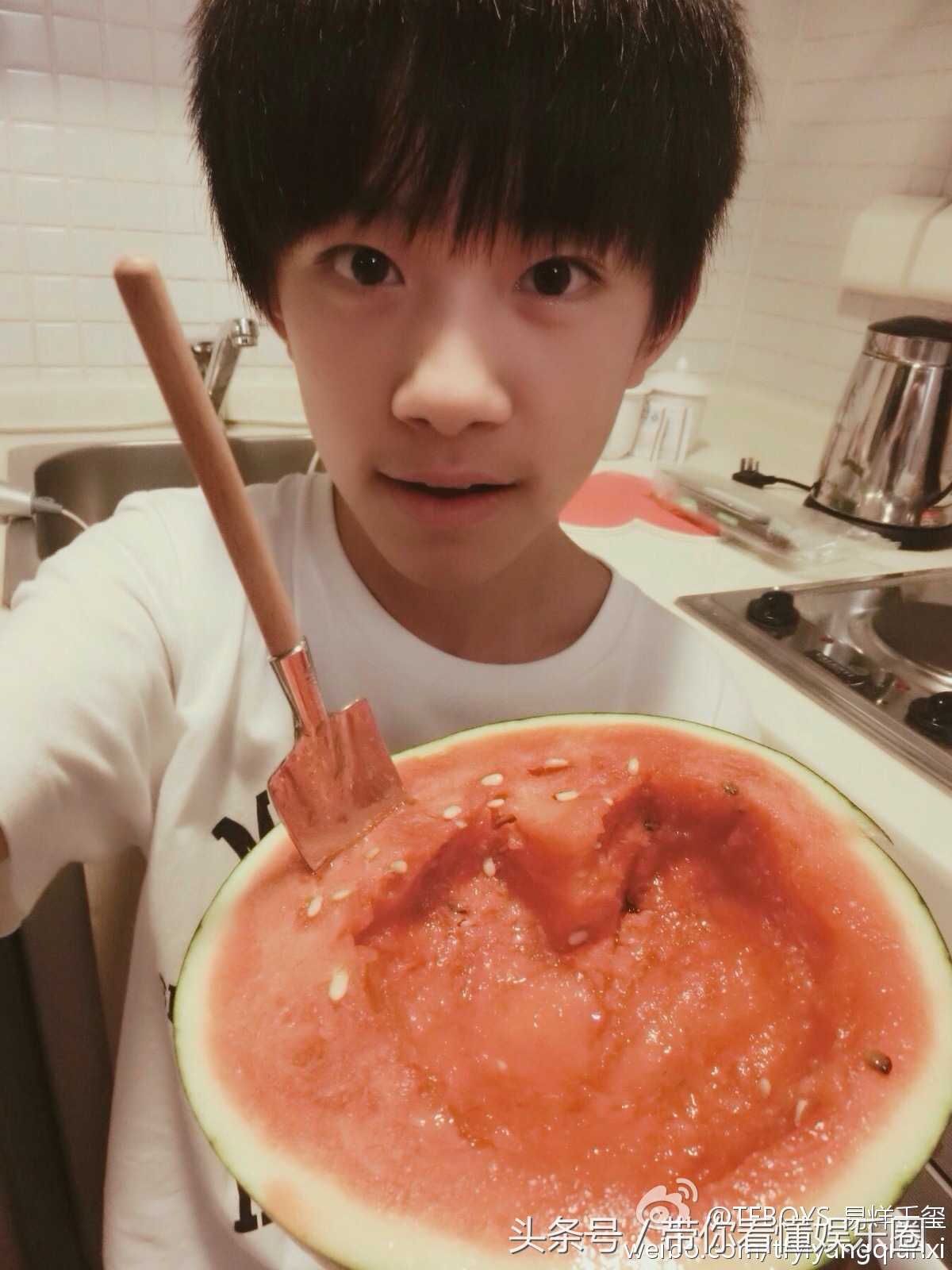 易烊千玺令人发指的照片,易烊千玺的100个细节