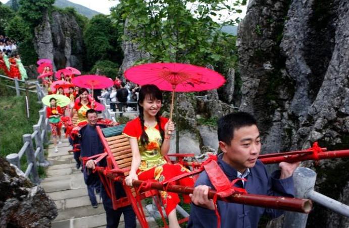 华蓥双枪老太婆雕像搬哪里,四川广安华蓥双枪老太婆图片