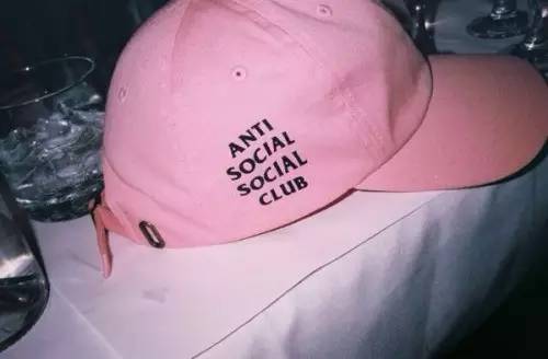 5分钟赚100万美金的潮流单位，幕后主脑竟然是一个不受欢迎的怪人？