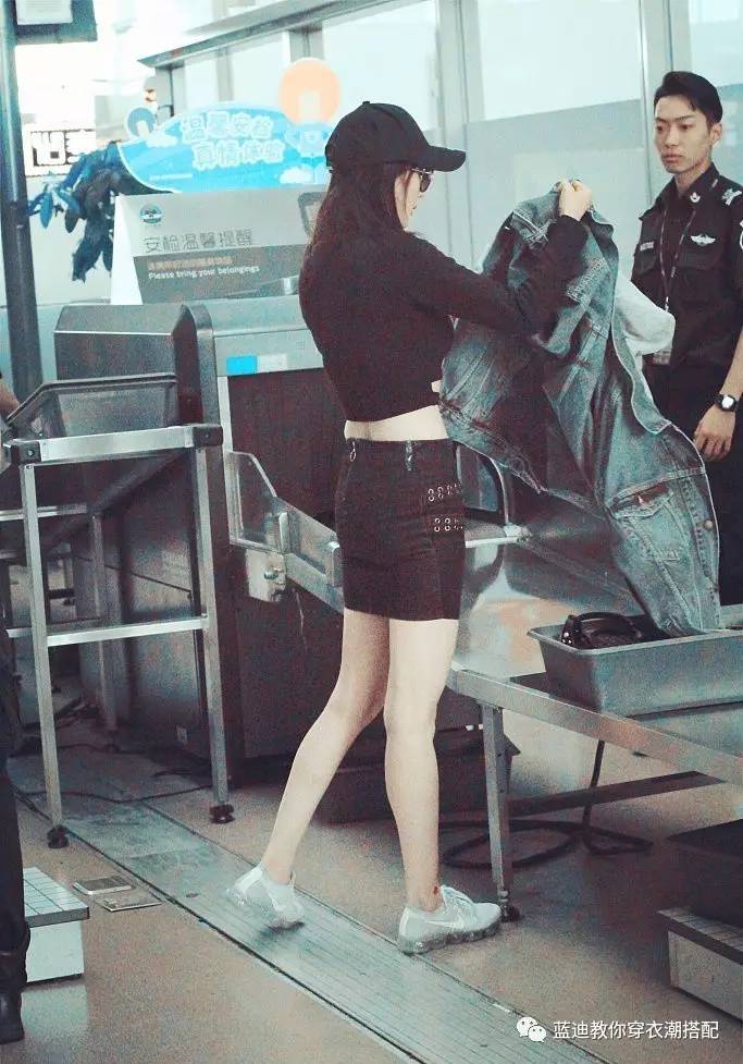 李宇春景甜机场街拍,李宇春吊带裤穿搭图片