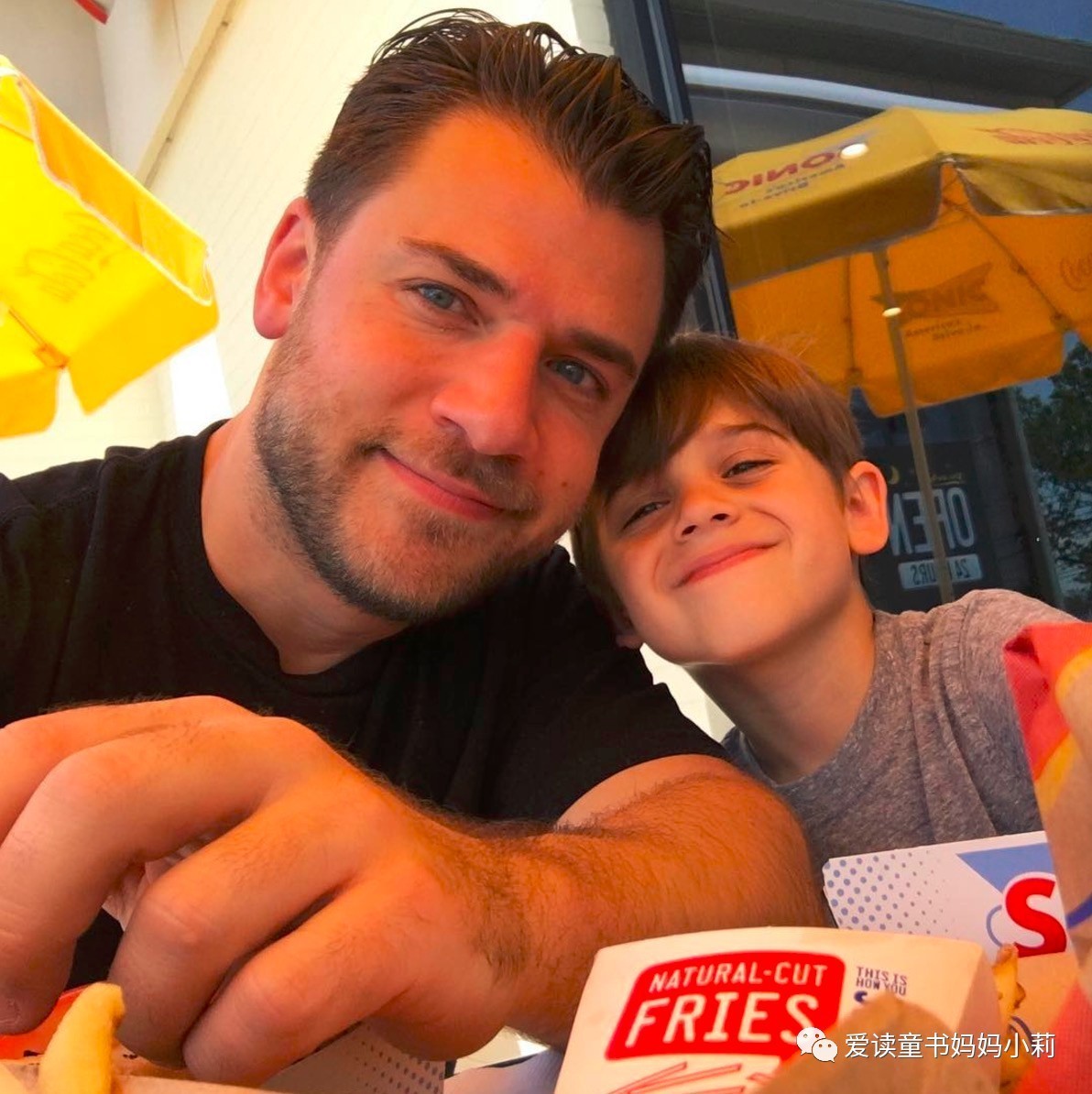 妈妈赚钱养家，爸爸辞职带俩娃累傻了，活活被逼成段子手