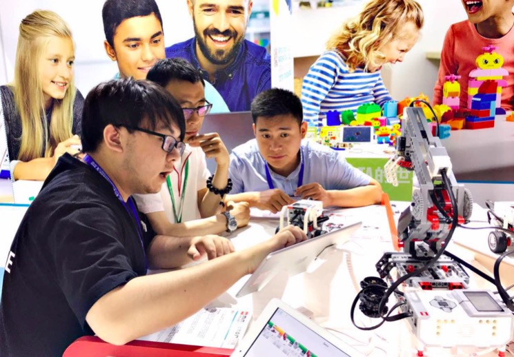 乐高机器人编程幼儿课程,可编程智能机器人教程课堂