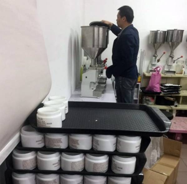 特大网络化妆品造假案！卖几千元的高档货马桶边罐装，成本几十块！