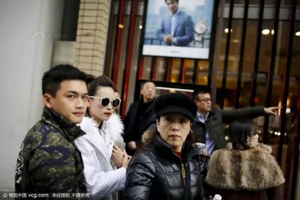 中国游客春节“挤爆”免税店，去年共花了1.2万亿。香港*乱暴**纵火游客大幅下降。