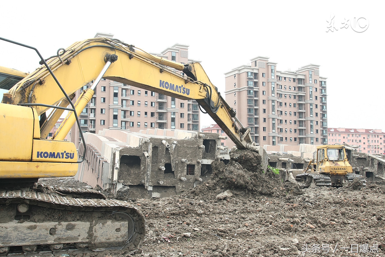 自家房子挖出古墓后续,农村男子盖房挖出巨石