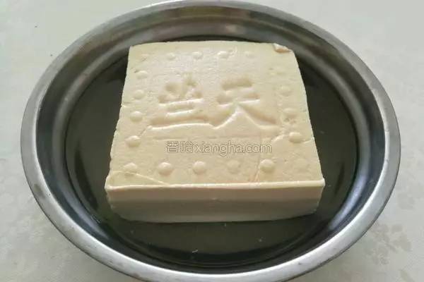 豆腐的这种做法太下饭了，咬一口会爆汁，孩子把盘子都舔干净