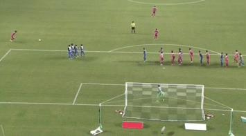 他是不输小贝的任意球大师，可打中蛋糕射中移动车窗！