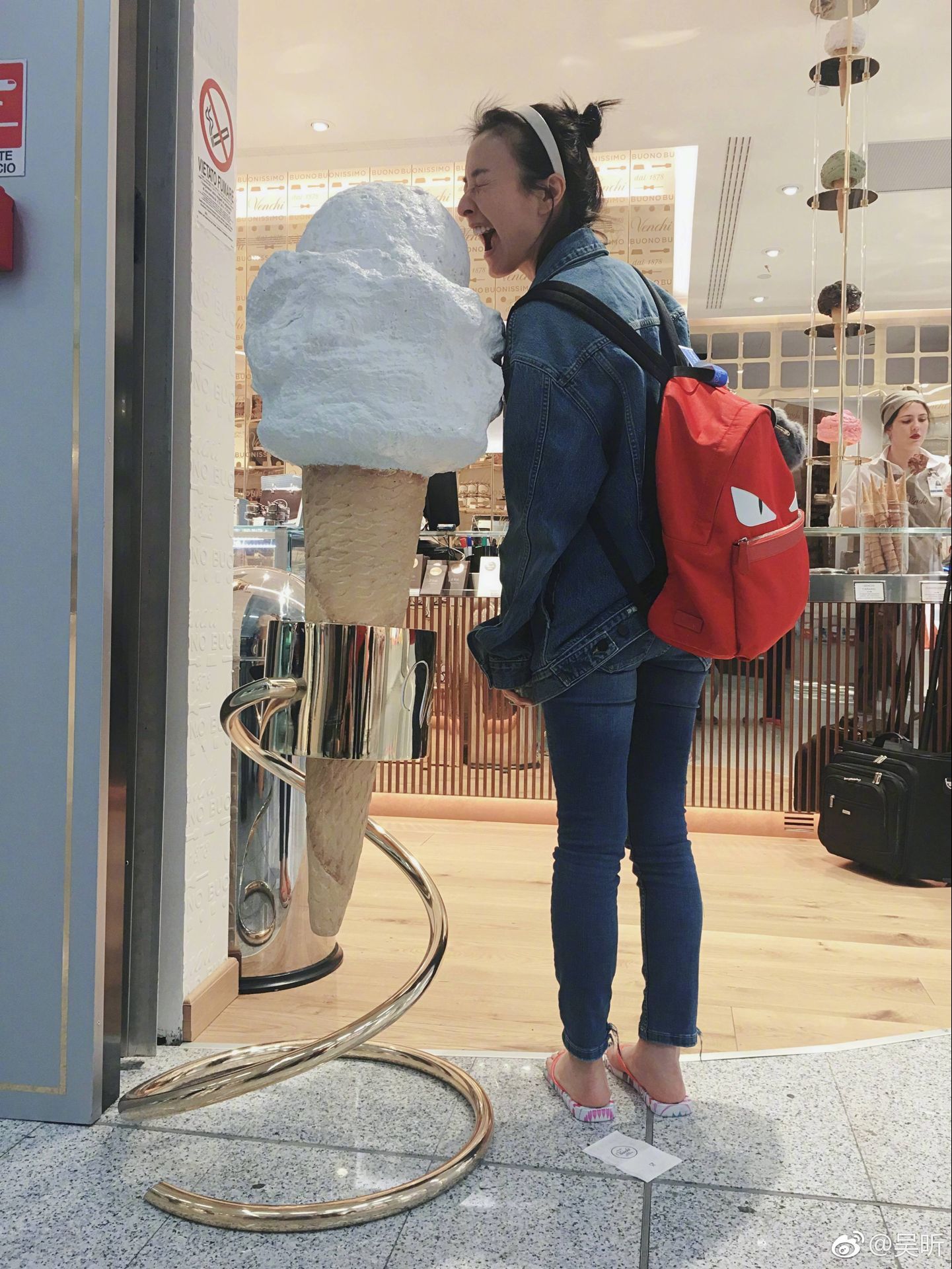 吴昕穿睡衣晒素颜美照,吴昕同款摇摇拖鞋真的可以瘦腿吗