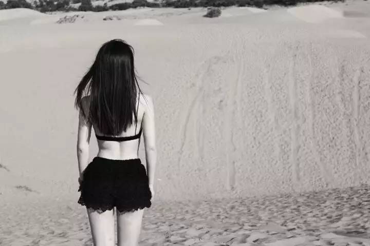 她们为别人穿的衣服,最后都一件一件脱了下来