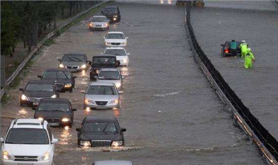 车发动机进水怎么处理,车发动机轻微进水怎么处理