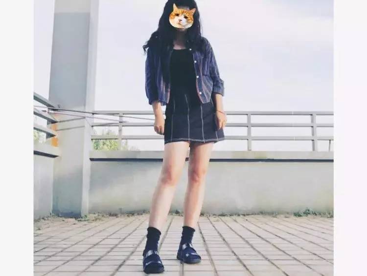 她们为别人穿的衣服，最后都一件一件脱了下来