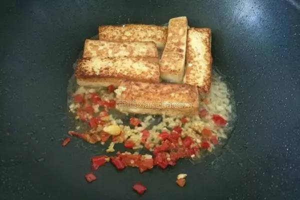 吃素就吃蛋白质丰富得豆腐，好吃到连盘子都能吃掉