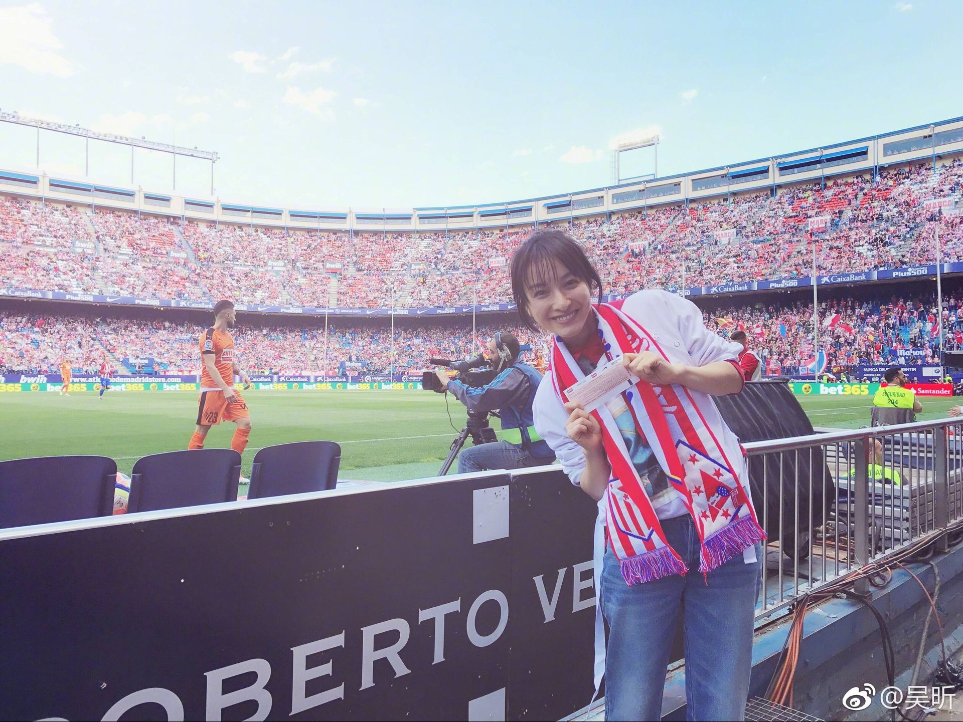 吴昕穿睡衣晒素颜美照,吴昕同款摇摇拖鞋真的可以瘦腿吗