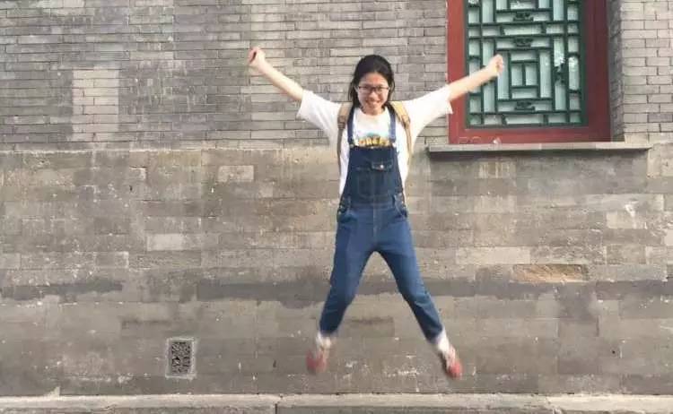 她们为别人穿的衣服,最后都一件一件脱了下来