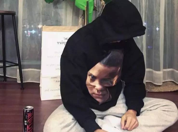 她们为别人穿的衣服,最后都一件一件脱了下来