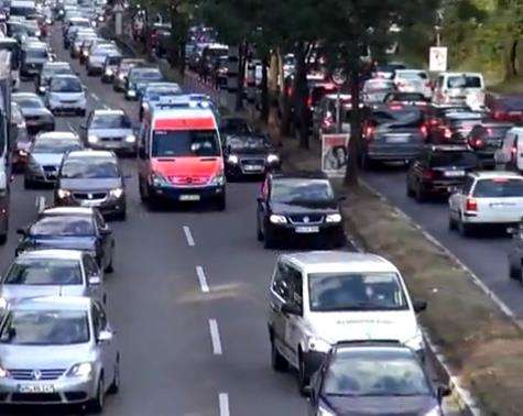 红灯避让救护车怎么做,遇到红灯避让救护车视频