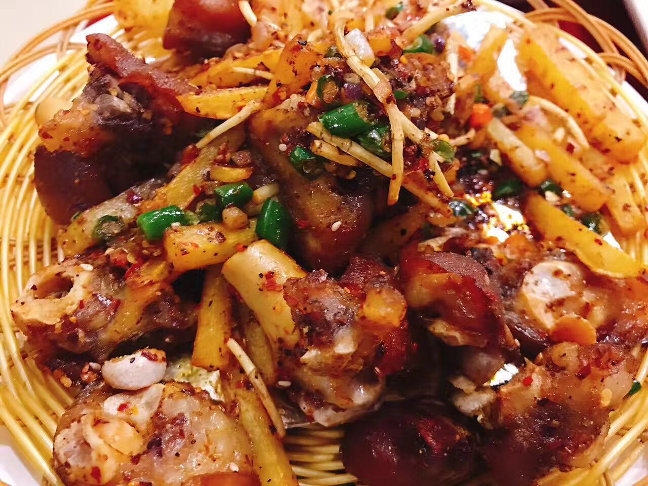 除了发呆撸猫，腾冲还可以让我们的味蕾爆炸