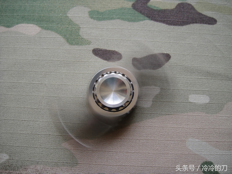 炫彩钛合金指尖陀螺,精致小巧炫酷指尖陀螺