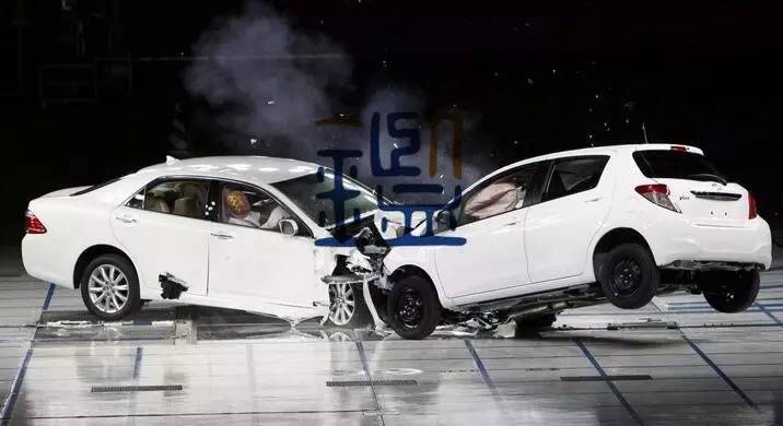 车辆发生碰撞后怎样做才最具备法律效力？《法治声音》这样说……