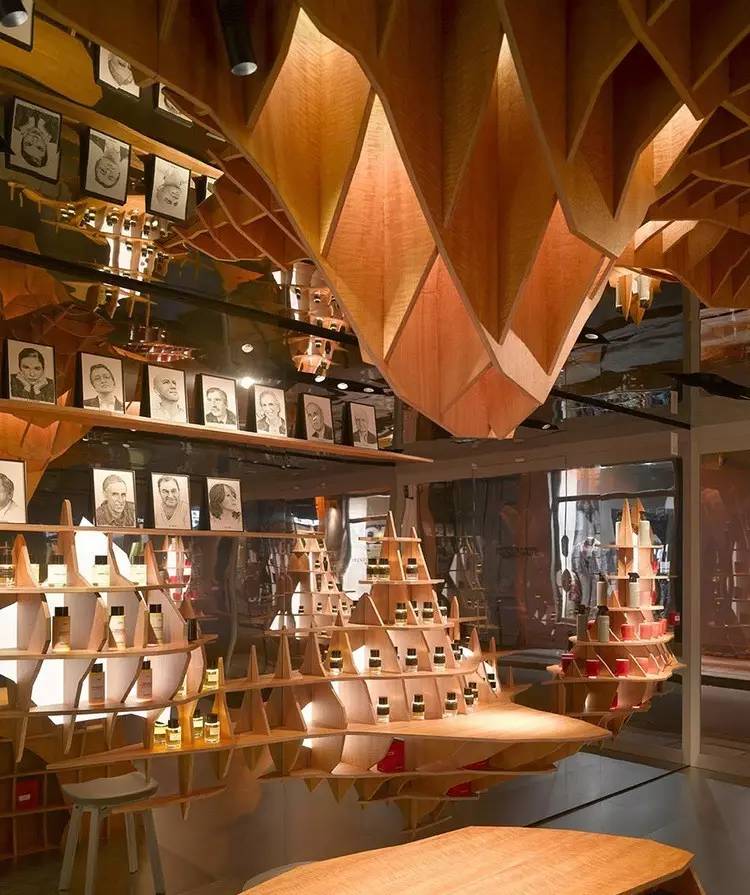 展翅腾飞的香水店