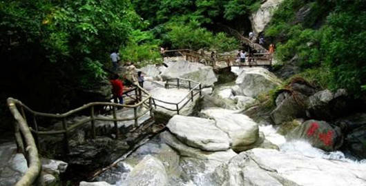 清凉寨里水云间，旅客都称桃花源