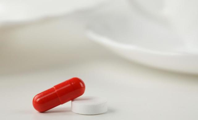 腹痛便秘伴随呕吐是什么症状,腹胀腹痛便秘腹泻交替出现