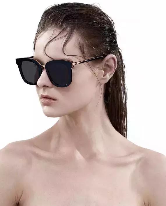 女明星把它宠上了天，一年四季走哪儿带它！