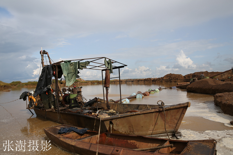 嫩江玛瑙多出自砂场为了得到玛瑙石总有人请求免费干活