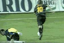 盘点绿茵场上精彩过人,比武打片还精彩的格斗比赛