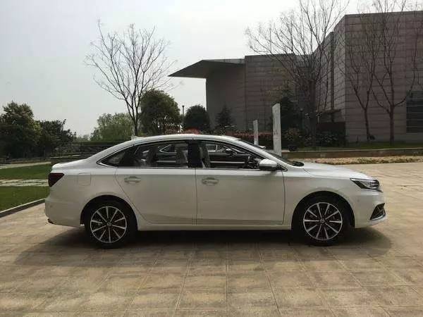 荣威i6plus手动豪华版,荣威i6手动真实油耗