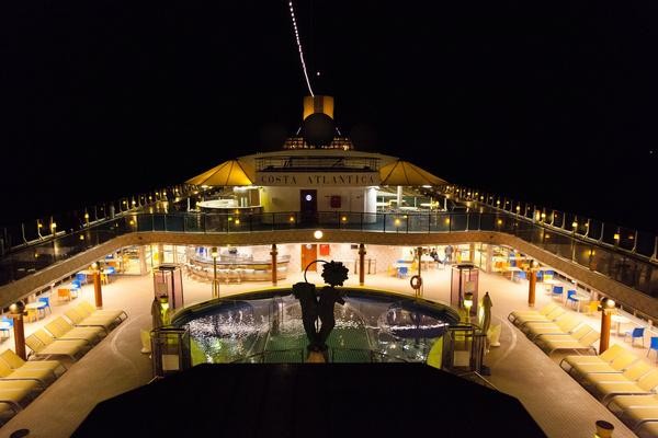 坐着豪华游轮,坐着邮轮看世界